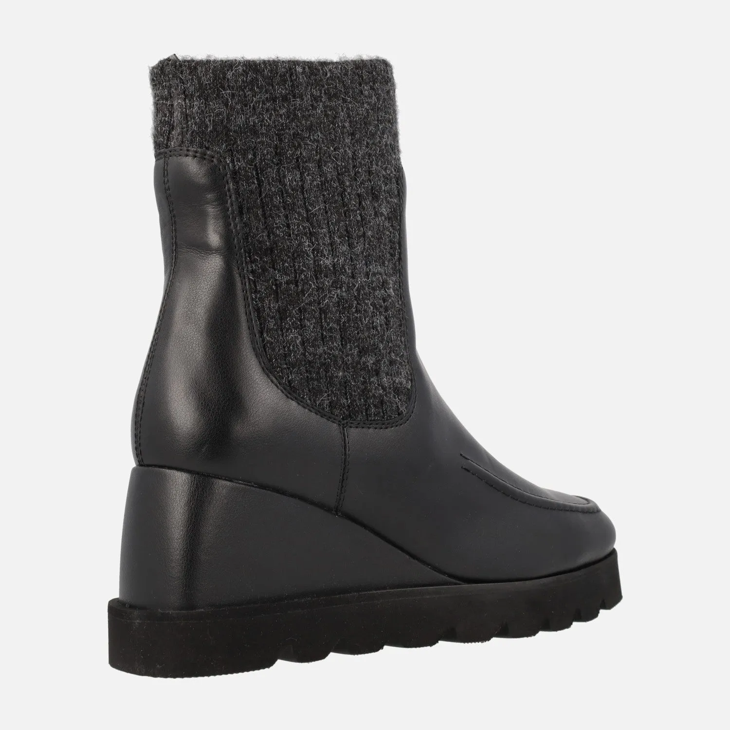 Botines Leysa en piel negra con caña de lana
