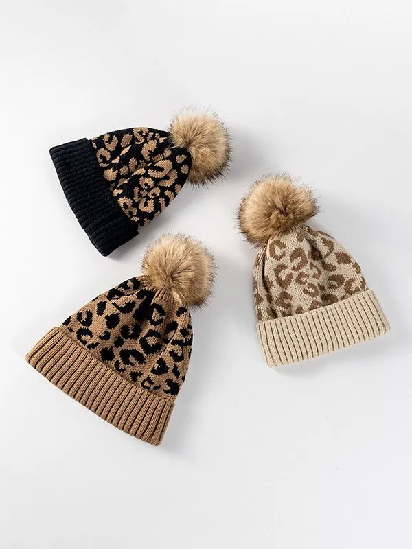 Gorro tejido con pompón de leopardo