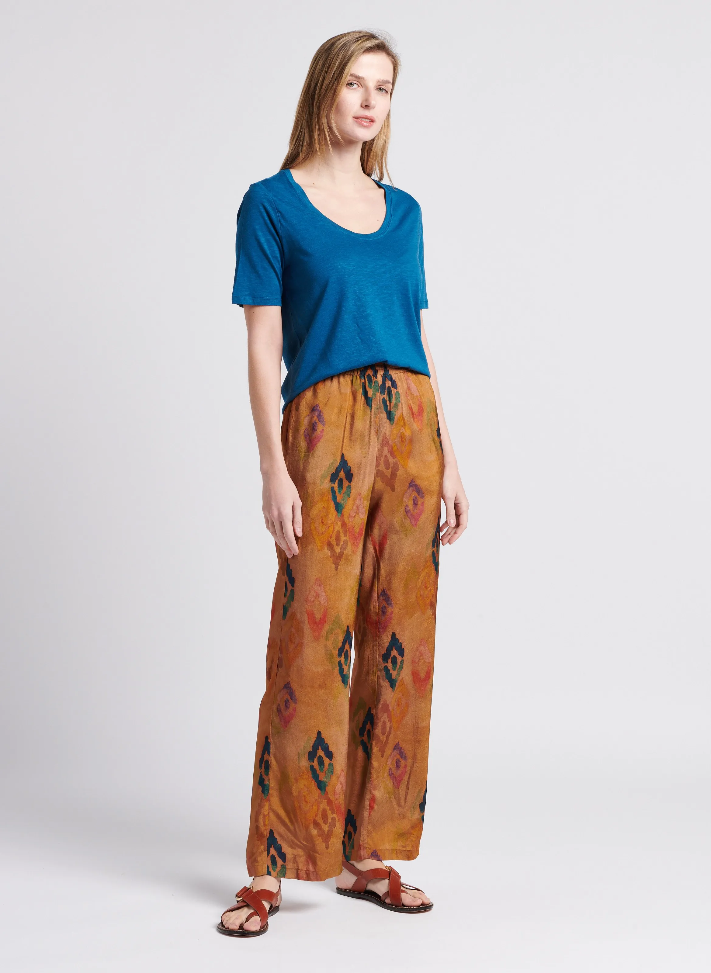 Pantalón recto estampado en marron
